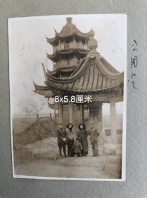 民国时期镇江金山寺香海亭及七层塔（慈寿塔）下2个国军军官与夫人合影老照片