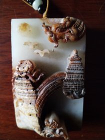 特价优惠处理店存新疆和田玉籽料红皮巧雕亭台楼阁牌子7.3*4.6*2.4厘米130克，原皮仔料人物摆件10.8.3厘米480克，摆放居家厅堂办公场所寓意吉祥事业兴旺财源滚滚，机不可失时不再来欲购从速，新疆和田玉产自南疆和田地区玉龙喀什河与喀拉喀什河一带，自古至明清宫廷垄断专用，古玉原石民间存世极罕，弥足珍贵，今已资源匮乏，升值无限，最后两图是五六十年代新疆北疆支边援疆农垦建设兵团进疆影像可供参考