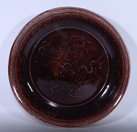 大明宣德年制祭红釉雕刻狮子滚绣球纹赏盘，高7×38.3厘米