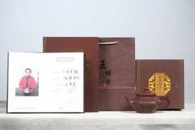 竹炉新焙未得尝，笼盛贩与湖南商。 —【六方笑樱】 原矿紫泥·400cc 作者：王桂芬 正高（研究员）级工艺美术师 师承中国工艺美术大师——季益顺 正高级乡村振兴技艺师/首届文明紫砂人 六方笑樱是六方和传统笑樱壶的结合，方中寓圆，独特韵味。壶身以六方定形，弧线与棱角的结合堪称刚柔并济。各个部件都采用六方造型，压盖子母线紧密贴合，气密性良好，有效保温留香。