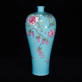 清乾隆粉彩花蝶纹梅瓶，34×16，