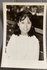 【中影发行放映公司旧藏】八十年代专业摄影师拍摄当红女明星吴玉芳黑白反银照片一张