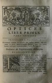 1740年，艾萨克 牛顿 《光学》， 关于光的反射、折射、弯曲和颜色。一卷全，拉丁语，极珍贵稀有的科学名著之古典原版，牛顿最重要的两部巨著之一，牛顿粒子或光发射理论的经典表述和首次完整介绍，书首页牛顿大幅铜版雕像，红黑套印和铜版画书题页，书内另含12幅极精彩的折叠铜版画，铜版画背景首大字母及页首横幅花纹装饰，摩洛哥犊皮原版外封，烫金竹节书脊，18.5X24.2CM。