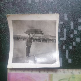 手捧毛泽东红宝书于北京天安门广场留念老照片