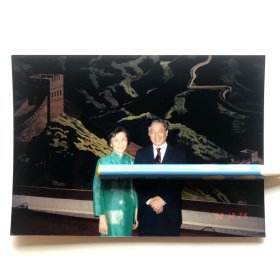 著名旅美地理学家，美国匹兹堡大学地理学教授、台湾中国地理学会会长谢觉民，1994年签赠“立三先生”（中国科学院院士周立三），同夫人阚家蓂（浙大才女、词人、学者，同爱人谢觉民合辑巨著《中国分省地图集》）“寄自美国华府”珍贵合影照片一枚