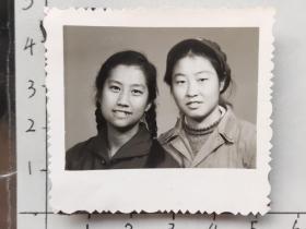 60年代俩美女合影泛银照片(邹位相册，邹位约1961年毕业于昆工附中，之后就读于昆明工学院)