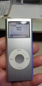 9品，古董级，苹果 ipod nano2（2G)mp3播放器，电池鼓包，屏幕中心位置被顶得有水印，估计换电池后可消失，另外电池可以充上电，但掉电很快，续航时间很短，到手后找高手换电池后，即可满血复活，除电池问题外，其机子其他功能操作一切正常，机子边角有小磕碰，机身有正常使用痕迹，当尸体，配件出，实物如图，看好下手，不包邮，发德邦快递，运费到付