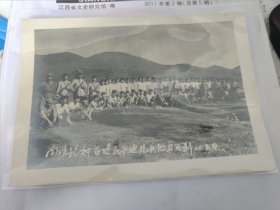 1965 福建 南靖县种苗民兵大合影黑白原版老照片。南靖县，隶属福建省漳州市。地处福建省南部，九龙江西溪上游，东邻华安县，西连永定区，北与龙岩市新罗区、漳平市接壤，南界平和县，东南与漳州市芗城区、龙海区毗邻，