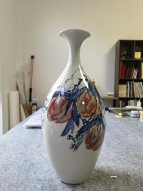 【终身保真陶瓷，得自画家本人】余金龙 ，陶瓷瓷瓶，高46cm ，最宽20cm，有证书！
余金龙，江西婺源人，毕业于景德镇陶瓷大学艺术系。中国民革党员，政协委员，出生陶瓷世家。黑龙江省陶瓷艺术大师，民革江西画院理士，江西省高级技师（国家一级），中国高级工艺美术师，江西省髙级陶瓷美术师，景德镇陶瓷技能大师，粉彩非遗传承人。中国工艺美术家协会会员，江西省工艺美术学会会员，