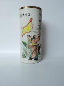 民国名家落款·浅绛彩人物帽筒，江西珠山石荣盛出品，富贵寿考，手工绘画工艺精湛，形象逼真，不愧为名家之作，直径12.5，高27.5厘米，筒身两个长鸡爪纹更明显会透，其它两个小鸡爪纹更淡，红箭头都有标出，还有一裂洞，余完整。