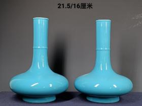 105_康熙年制单色釉长径瓶，工艺精美，器型端庄，发色纯正，品相如图。