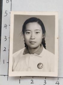 60年代粗辫子美女佩戴毛主席像章泛银照片(昆明女子中学杨振芳相/册)