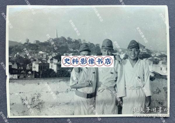 【广州史料】1942年 广东陆军总医院旧址大楼上的日军第104师团步兵第137联队士兵合影照一枚（身后可见越秀山水塔、镇海楼、中山纪念碑、中山纪念堂等越秀山风景名胜，此时的广东陆军总医院院址已被日伪占为“广东第二病院”，渡边稔任院长，故又称“渡边病院”。广东陆军总医院建成于1933年，1938年广州沦陷后旧址被日军占用，抗战胜利后重新组建，现为广州军区广州总医院。）