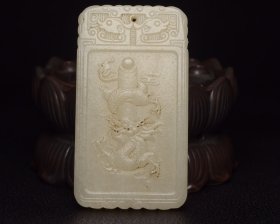 和田玉龙牌       规格:7.6×4.1×0.6厘米   重 53克。