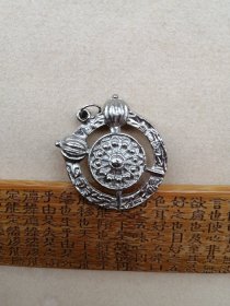 孤品 英国进口老珠宝 vintage老首饰老吊坠 镀项链吊坠 金属是合金镀银牌子 毕竟文化不同，表示什么意义不清楚，做工精致考究 设计一流 直径2.9厘米