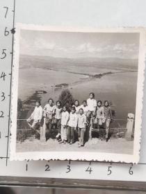 50-60年代美女们在昆明西山脚草海边合影照片(邹位相册，邹位约1961年毕业于昆工附中，之后就读于昆明工学院)
