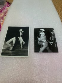 历史老照片 二枚 西北宁夏银川地区 上世纪90年代 裹着头巾 打着腰鼓 唱着西北民歌 现代舞美轮美奂 相得益彰 此二枚照片 搭配甚好 美品