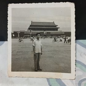 天安门前男子老照片