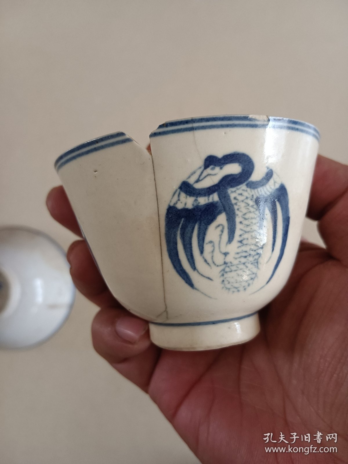 民国残碗残杯 一起价格，团鹤纹杯冲线口沿磕碰 胶东出品款碗冲线口沿磕残