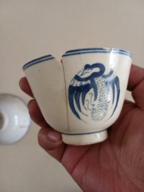 民国残碗残杯 一起价格,团鹤纹杯冲线口沿磕碰 胶东出品款碗冲线口沿磕残