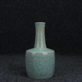 宋汝窑天青釉冰裂纹纸槌瓶 高21.8厘米 直径12.5厘米