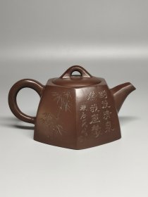 老珍藏，顾景舟《荆南山櫵》底款，［顾景洲］盖款，刻绘老紫砂壶一把，出水流畅，断水利落，保存完整，收藏的佳品。