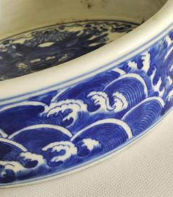 大清康熙年制精工细作满工青花龙纹笔洗，器形规整，老化明显，品相完整，成色如图1