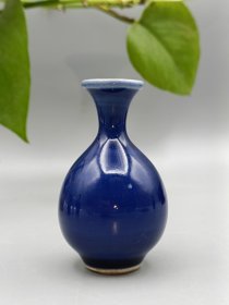 晚清民国霁蓝釉小瓶，小器大样，釉水好，胎脂干爽细腻，全品。
