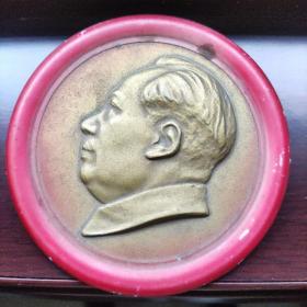 《毛主席塑像像章》
（直径9.2厘米）