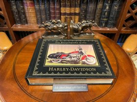 《哈雷百科全书》Harley-Davidson 哈雷戴维森摩托车公司旗下的一款摩托车，由威廉·哈雷和戴维森三兄弟于1903年在密尔沃基创立。其产品线包括Touring（旅行车系）、Softail（软尾车系）、Dyna（戴纳车系）和Sportster（运动者车系）等多个车系，每个车系都蕴含着丰富的历史和传统…
Easton出版社真皮限量收藏版，大开本31X24X5，重6斤，440页纯铜版纸彩色印刷。