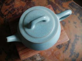 汝瓷品茶壶一把，满身细碎开片纹非常漂亮。