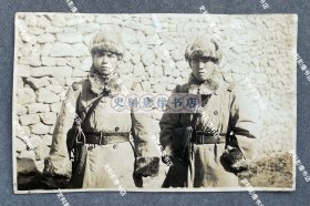 【丹东史料】1937年左右 伪满洲国奉天省宽甸县毛甸子镇活跃的由日军第1师团步兵第1联队士兵组成的“宽甸县毛甸子警备队”队员 原版老照片一枚（1936年2月，第1师团编入关东军，第1联队随师团前往中国东北齐齐哈尔驻屯，师团司令部设在孙吴，该师团所属部队被部署在齐齐哈尔、孙吴、北安一带，担任满洲北部边境地区的警备与防御任务。）