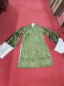 下乡收来的民国戏袍四件，丝绸花色不一样，纯手工秀织品，保存完整，包老，标的一个价
