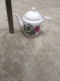 茶壶（壶盖有小块破损请看最后一张照片。请仔细查看照片可以看到大概尺寸，按图发货。）