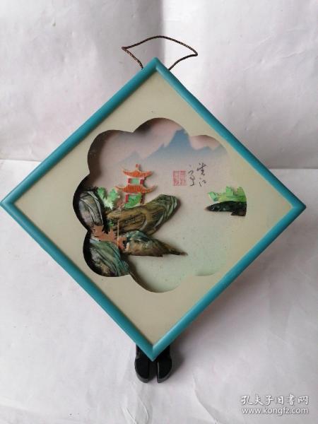 七八十年代工艺品挂件（昌黎贝雕）：挂件由玻璃镜面塑料外壳襄嵌A。