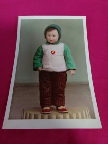 六七十年代带毛主席像章彩色小孩站立全身老照片12.4X8.1