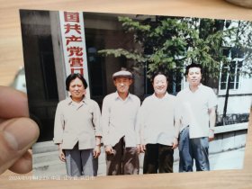 彩色照片。80年代营口县人民政府四个 人合影