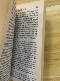 M IS FOR MALICE 恶意 恶行  SUE GRAFTON作品  推理小说女王 字母天后 字母谜案系列 Sue Grafton 苏•格拉夫顿作品  英文原版 1998年 美品