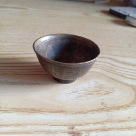 古代微型小铜碗，直径4.5厘米，高2.4厘米。小巧可收藏，古代用于添加墨水。