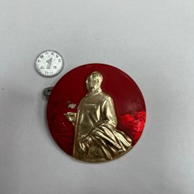 毛主席手捥大衣纪念章