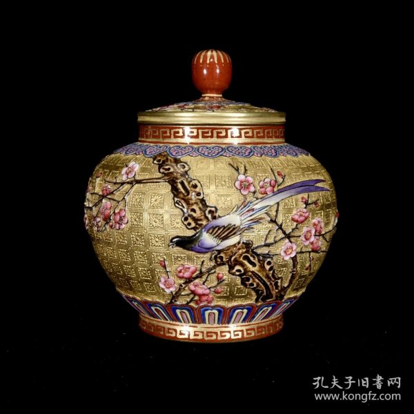 清乾隆金地浮雕珐琅彩喜鹊登梅纹罐，13×12，