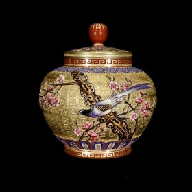 清乾隆金地浮雕珐琅彩喜鹊登梅纹罐，13×12，