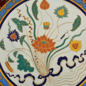 明宣德红釉五彩描金一束莲纹菱口折沿盘5*40厘米