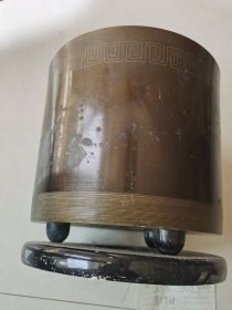 圆腹铜香炉一个，无鼻耳，带木底托，完整，口径23.cm，高29cm带木托，重1.9公斤，包浆好。日本石黑建设株式会社赠岀张所铜物件。