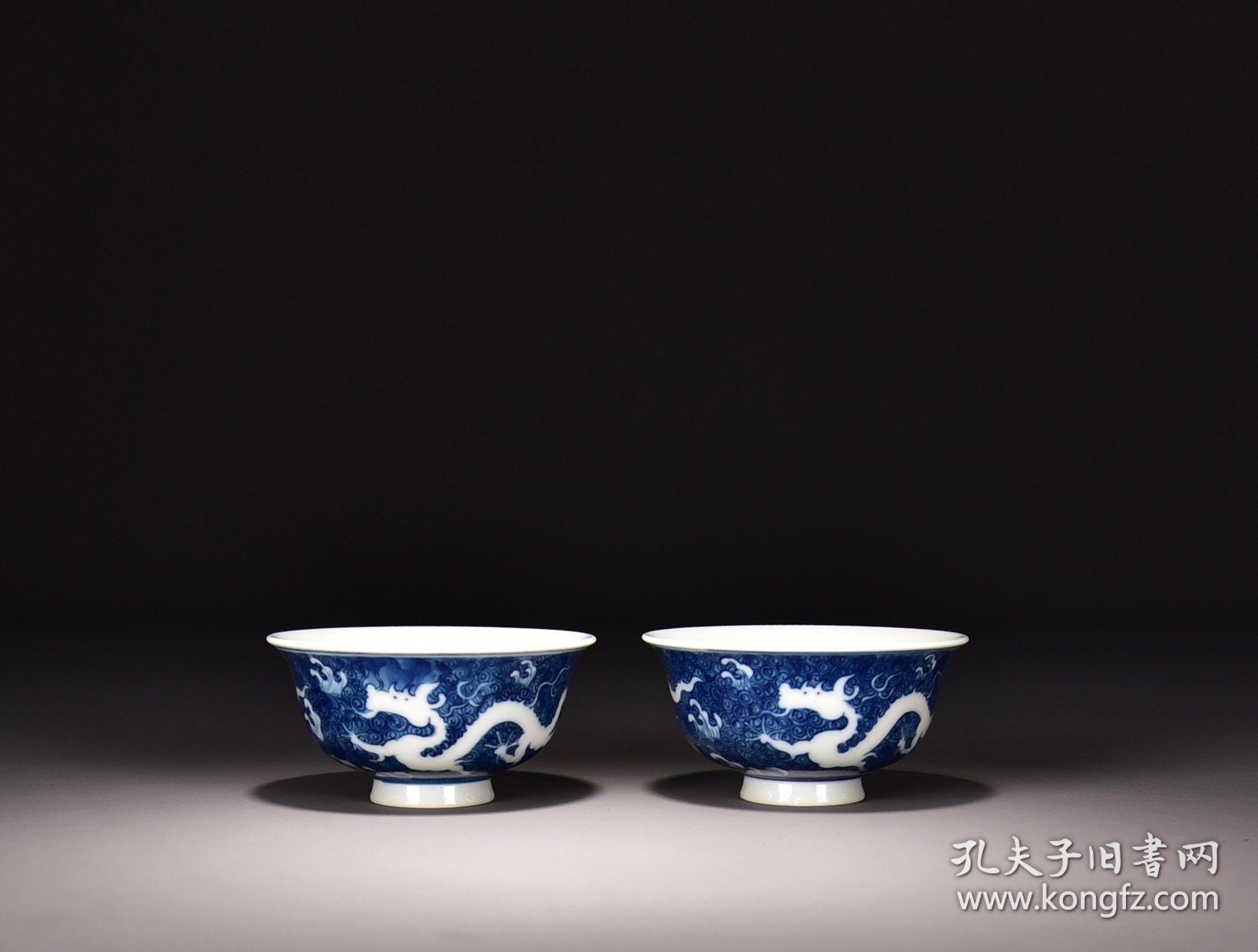 清雍正蓝地留白龙纹杯！ 4*8厘米