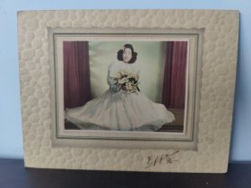 民国老照片，彩色美女新娘婚纱照。