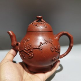 品名：梅花酒壶 底款：中国宜兴（倪顺生）
尺寸：17/13cm.. 容量：380cc 泥料：原矿红泥