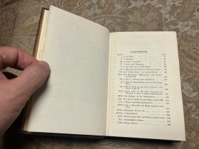 《狄更斯文集》16册大全套。 伦敦著名出版社ODHAMS PRESS 从1930年开始陆续出版了一系列世界名著珍藏版，此为之一，此系列统一深棕色漆布装帧，竹节背压花烫金，插图本。此组封面凹印狄更斯头像标志。