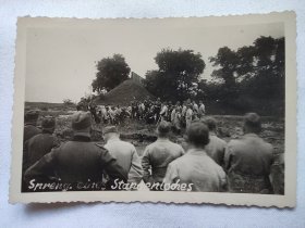 干活的德军士兵合影 照片上有文字说明 二战德军士兵合影照片 德国军队合影 二战德军老照片 德国老照片 二战老照片 德军照片 照片长9厘米，宽6厘米