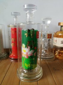 酒瓶。复兴•荷花酒瓶，52度500ml，河北子龙醉酒业有限公司出品。（非钱币，烟标，邮票，连环画）